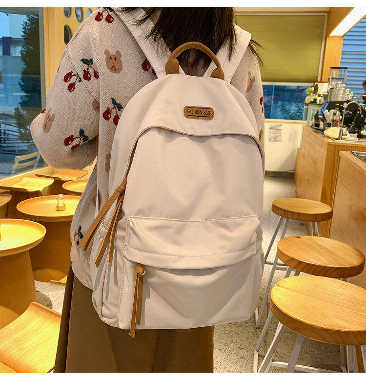 Aoede SJ8411SCH minimalist backpack lifestyle
